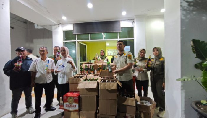 Razia Satpol PP Sita Ratusan Botol Miras dan Jarum Suntik dari Dua Toko di Samarinda