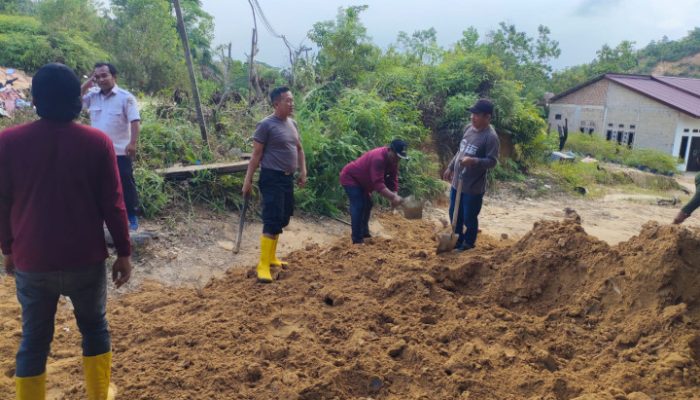 Polisi Bongkar Blokade Jalan Akibat Penambangan Pasir Ilegal di Kanaan Bontang