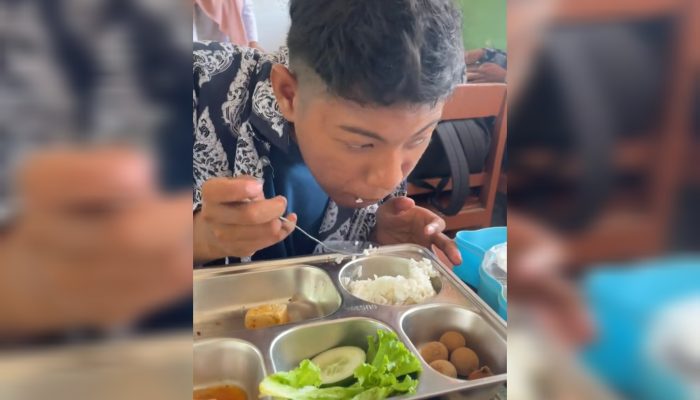 Viral! Siswa SLB di Blora Sisihkan Lauk untuk Ibunya, Aksi Sederhana yang Bikin Warganet Terharu
