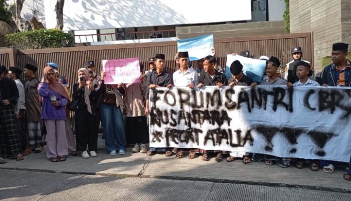 Aliansi Santri Nusantara Geruduk Rumah Atalia-RK, Tuntut Klarifikasi Pernyataan Kontroversial