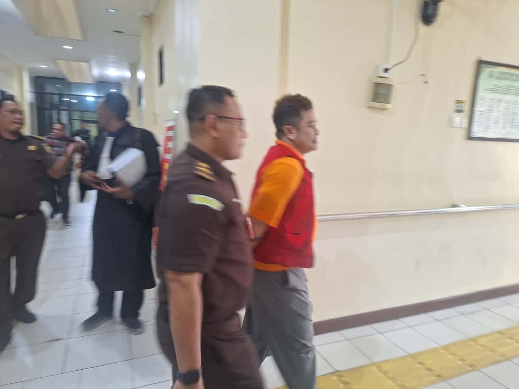 Terdakwa Catur Adi saat digiring Jaksa