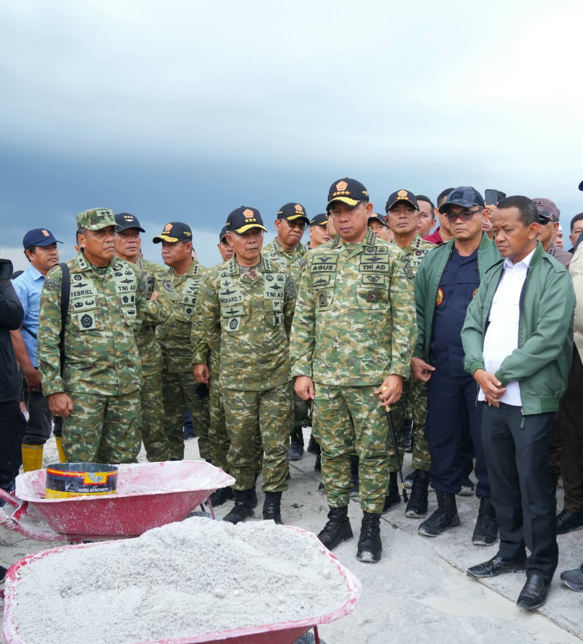 Panglima TNI Jenderal Agus Subiyanto bersama Menteri Pertahanan Sjafrie Sjamsoeddin, Menteri ESDM Bahlil Lahadalia, dan Jaksa Agung ST Burhanuddin turun langsung meninjau dua lokasi yang disita Satgas Penertiban Kawasan Hutan (PKH), Rabu (19/11/2025).