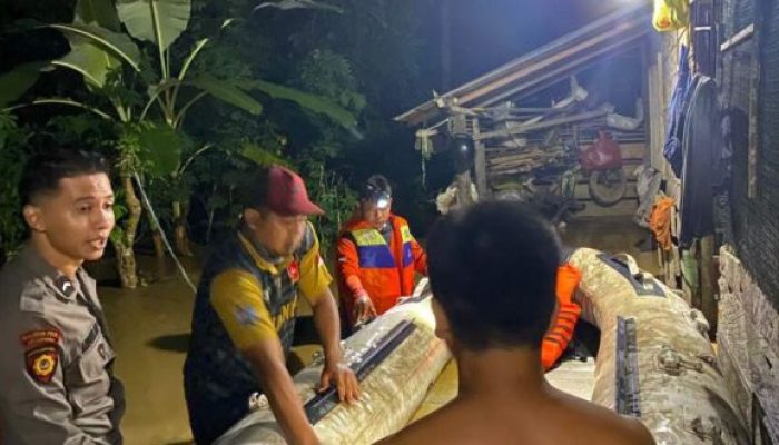 300 KK Terimbas Banjir Karangan, Evakuasi Darurat Terus Berjalan