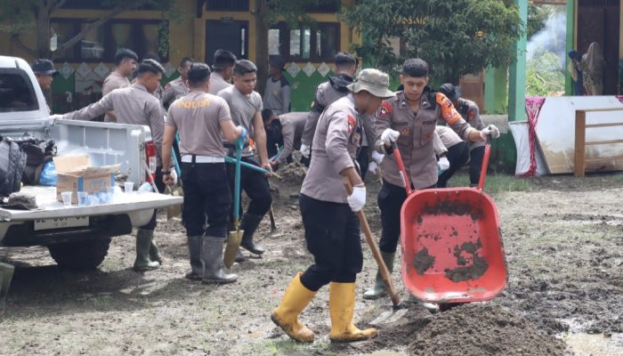 Sekolah Lumpuh Pascabanjir, Brimob Kaltim Langsung Turun Tangan di Aceh