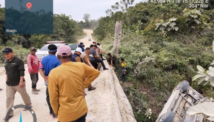 Mobil Kepala Biro Adbang Terguling Saat Ikuti Kunjungan Kerja Gubernur Kaltim