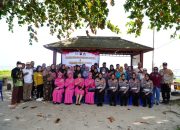 Polwan Polda Kaltim Bersama Bhayangkari Berbagi Tali Asih kepada Warga Klandasan Ilir