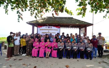 Polwan Polda Kaltim Bersama Bhayangkari Berbagi Tali Asih kepada Warga Klandasan Ilir