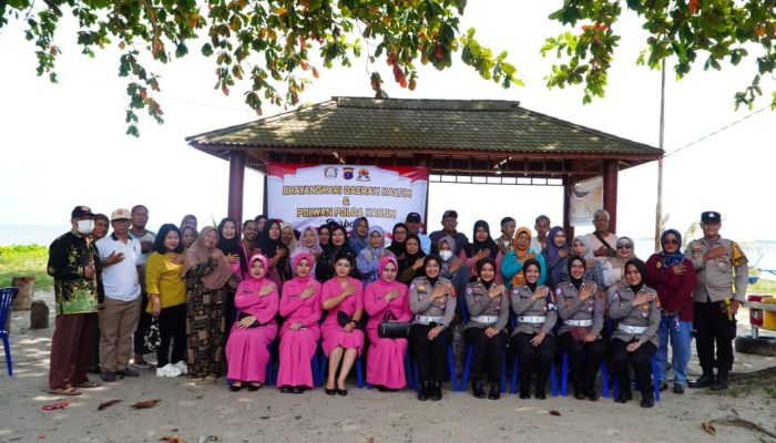 Polwan Polda Kaltim Bersama Bhayangkari Berbagi Tali Asih kepada Warga Klandasan Ilir