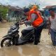 Curah Hujan Tinggi Rendam Sejumlah Wilayah Balikpapan, Brimob Kaltim Lakukan Evakuasi Warga