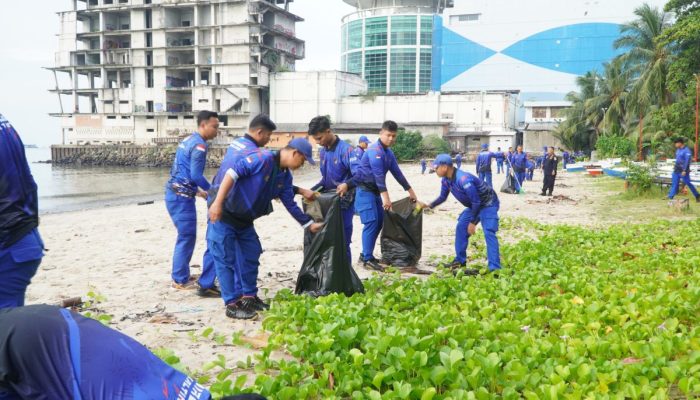 Peduli Lingkungan, Ditpolairud Polda Kaltim Respon Cepat Arahan Presiden Bersihkan Sampah Pesisir