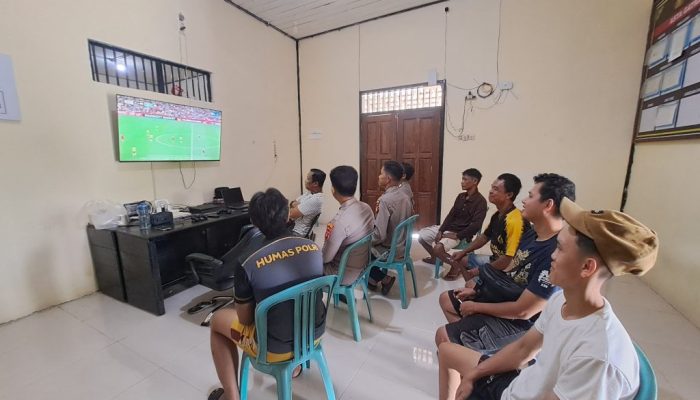 Perkuat Kedekatan dengan Warga, Polsek Muara Ancalong Gelar Nobar Piala Dunia 2026