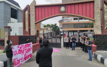JAMAK Gelar Aksi di Depan Kejati Kaltim, Desak Audit BPD Kaltimtara dan Usut Dugaan Korupsi Insentif Guru
