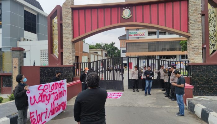 JAMAK Gelar Aksi di Depan Kejati Kaltim, Desak Audit BPD Kaltimtara dan Usut Dugaan Korupsi Insentif Guru