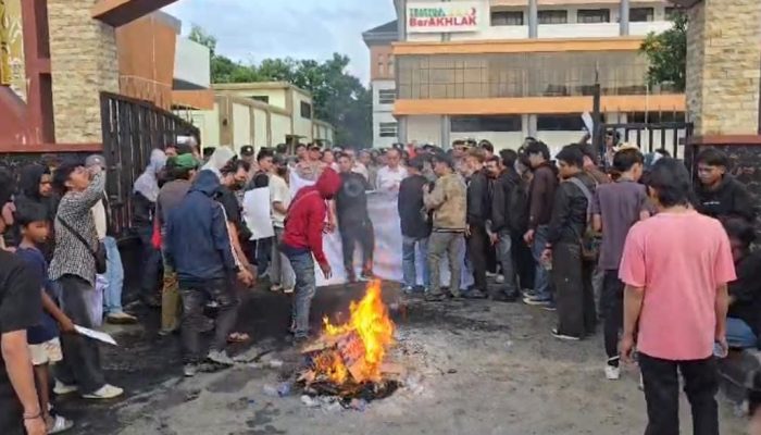 AKAL SEHAT Gelar Demonstrasi di Kejati Kaltim, Desak Pengusutan Dugaan Kasus Secara Transparan dan Akuntabel