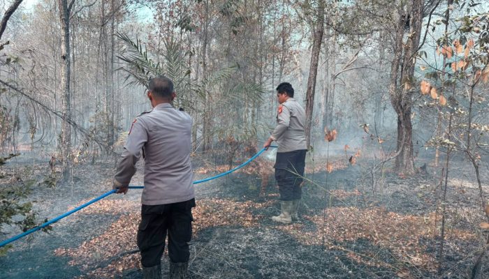 Sinergi Polisi dan Masyarakat Berhasil Kendalikan Karhutla di Tebisaq Kubar